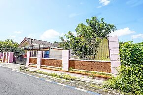 SPOT ON 92372 Rinda Homestay Syariah & Resto