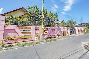 SPOT ON 92372 Rinda Homestay Syariah & Resto