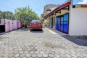 SPOT ON 92372 Rinda Homestay Syariah & Resto