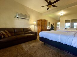 Lake View Queen Guest Room With Two Queens, Sleeper Sofa And Patio Ove