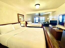 Lake View Queen Guest Room With Two Queens, Sleeper Sofa And Deck Over