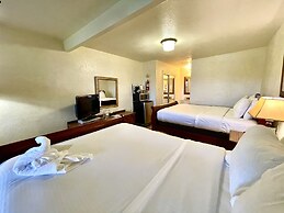 Lake View Queen Guest Room With Two Queens, Sleeper Sofa And Deck Over