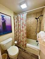 Lake View Queen Guest Room With Two Queens, Sleeper Sofa And Deck Over