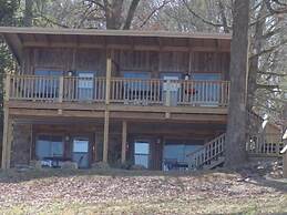 Lake View Queen Guest Room With Two Queens, Sleeper Sofa And Deck Over