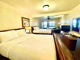 Lake View Queen Guest Room With Two Queens, Sleeper Sofa And Deck Over