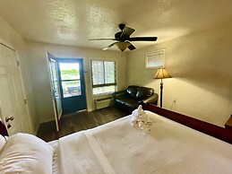 Lake View Queen Guest Room With Two Queens, Sleeper Sofa And Deck Over