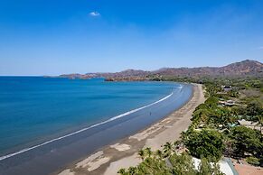 Playa Potrero - Cute Modern Containerhome w Pool for 2 People