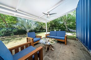 Playa Potrero - Cute Modern Containerhome w Pool for 2 People