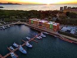 Playa Potrero - Cute Modern Containerhome w Pool for 2 People