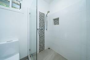 Playa Potrero - Cute Modern Containerhome w Pool for 2 People