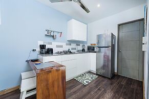 Playa Potrero - Cute Modern Containerhome w Pool for 2 People