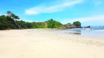 Playa Potrero - Cute Modern Containerhome w Pool for 2 People