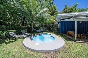 Playa Potrero - Cute Modern Containerhome w Pool for 2 People