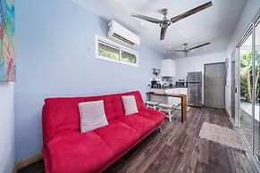 Playa Potrero - Cute Modern Containerhome w Pool for 2 People