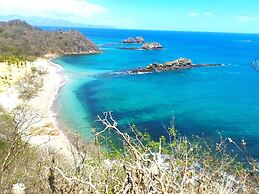 Playa Potrero - Cute Modern Containerhome w Pool for 2 People