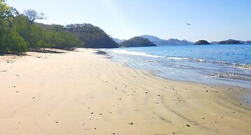 Playa Potrero - Cute Modern Containerhome w Pool for 2 People