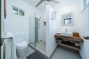 Playa Potrero - Cute Modern Containerhome w Pool for 2 People