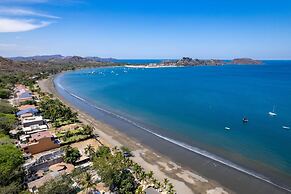 Playa Potrero - Cute Modern Containerhome w Pool for 2 People