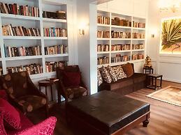 Courtyard Pujan Hotel