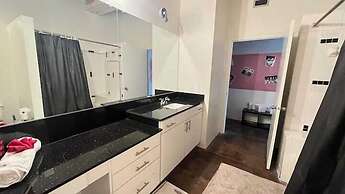 Artistico-Styled Studio Loft Sleeps 5