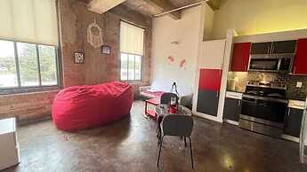 Artistico-Styled Studio Loft Sleeps 5