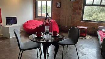 Artistico-Styled Studio Loft Sleeps 5