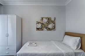 Gorgeous Central 2BR Condo w City Views