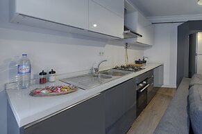 Gorgeous Central 2BR Condo w City Views