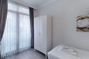 Gorgeous Central 2BR Condo w City Views