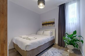 Gorgeous Central 2BR Condo w City Views