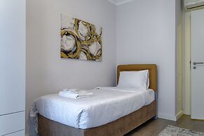 Gorgeous Central 2BR Condo w City Views