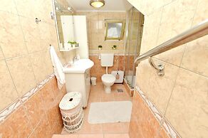 Kimano 2 Apartments With Garden in Zadar