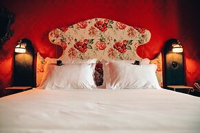 Pensão Amor Madam’s Lodge