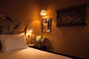 Pensão Amor Madam’s Lodge