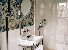 Pensão Amor Madam’s Lodge