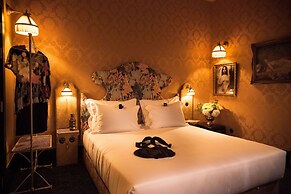 Pensão Amor Madam’s Lodge