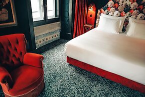 Pensão Amor Madam’s Lodge