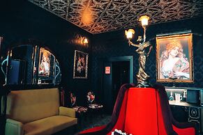 Pensão Amor Madam’s Lodge