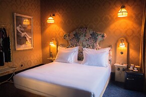 Pensão Amor Madam’s Lodge