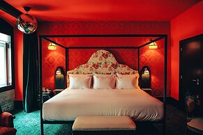 Pensão Amor Madam’s Lodge