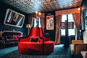 Pensão Amor Madam’s Lodge