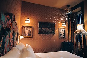 Pensão Amor Madam’s Lodge