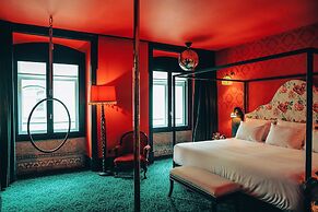 Pensão Amor Madam’s Lodge