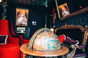 Pensão Amor Madam’s Lodge