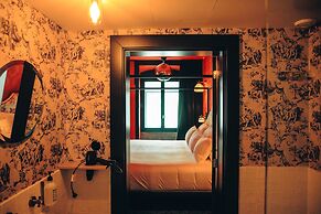 Pensão Amor Madam’s Lodge