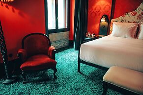 Pensão Amor Madam’s Lodge