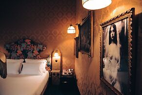 Pensão Amor Madam’s Lodge