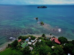 Las Rocas Village Ecohotel