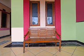 SPOT ON 91783 Urban Syariah ResidenceNearGOR Pandawa Lima