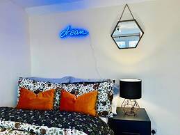 Big 3bed 2bath House Tropical Oasis Pet Friendly!